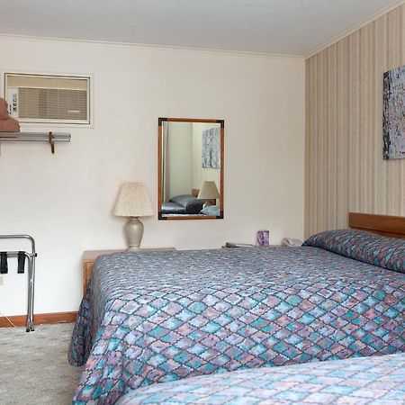 Town & Country Motor Inn Лейк Плесид Екстериор снимка