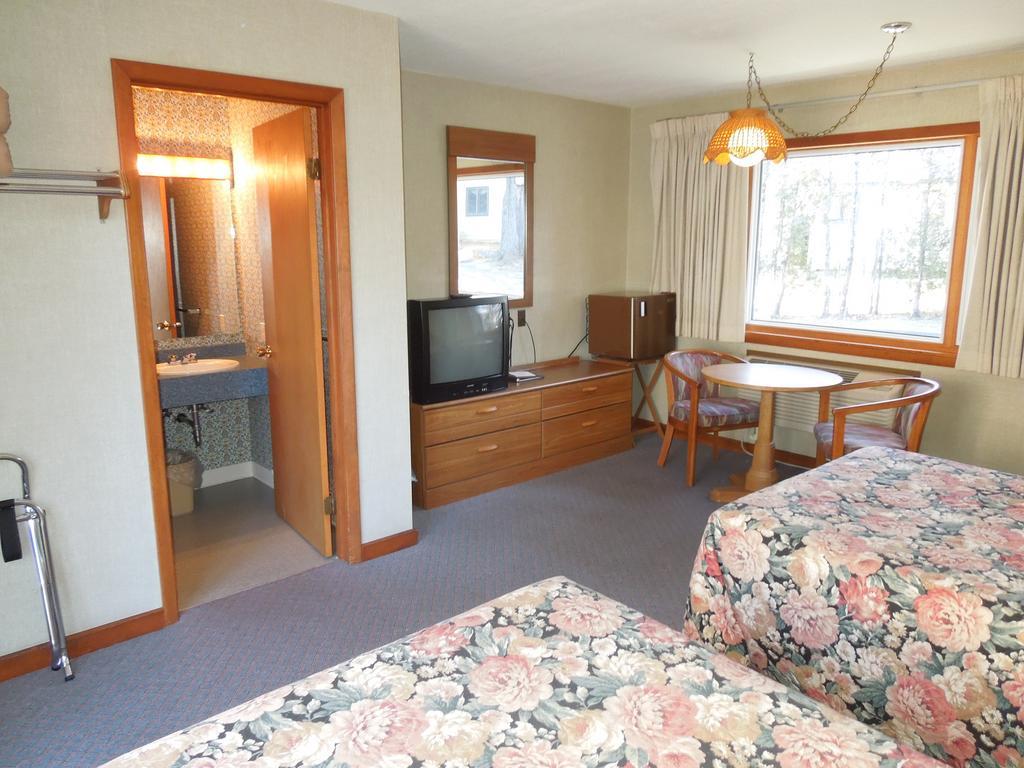 Town & Country Motor Inn Лейк Плесид Екстериор снимка