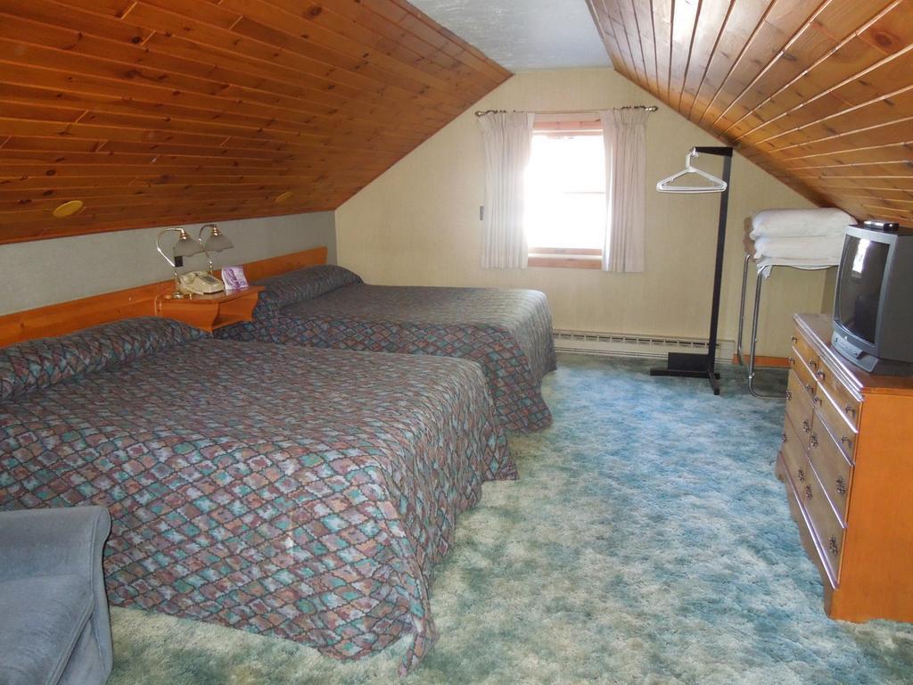 Town & Country Motor Inn Лейк Плесид Екстериор снимка