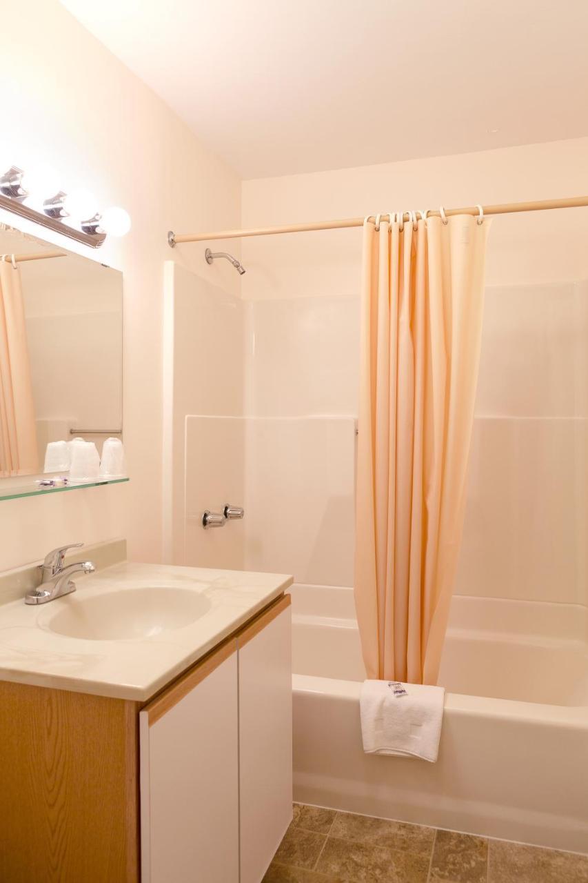 Town & Country Motor Inn Лейк Плесид Екстериор снимка