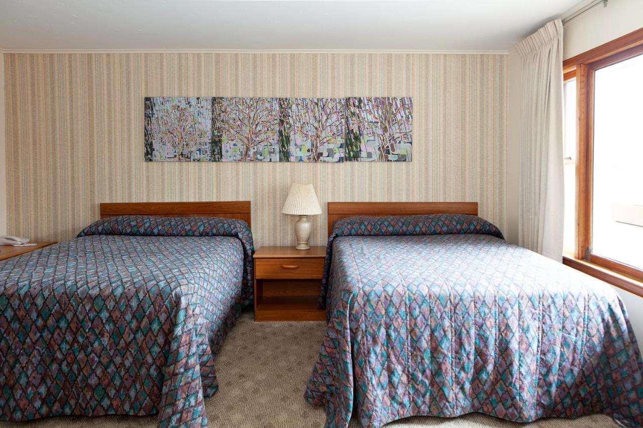 Town & Country Motor Inn Лейк Плесид Екстериор снимка