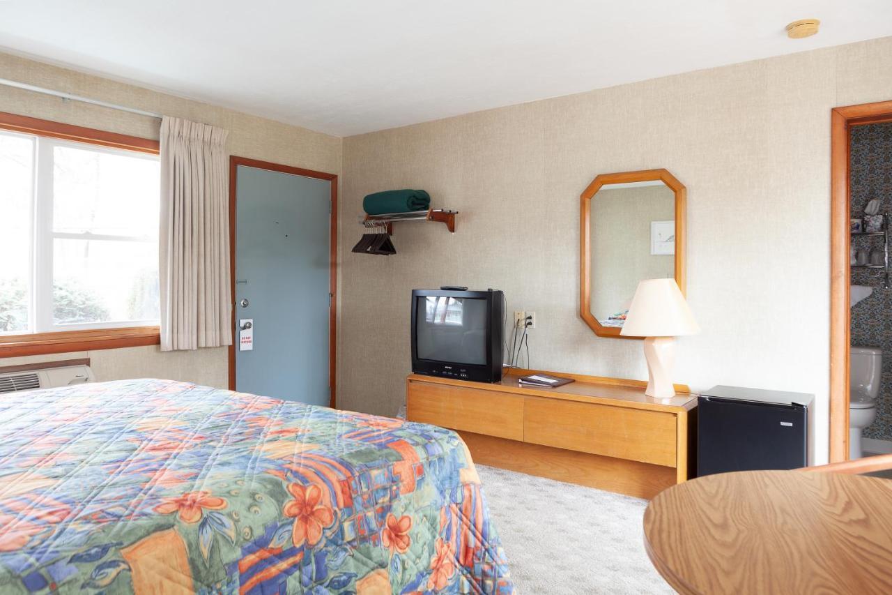 Town & Country Motor Inn Лейк Плесид Екстериор снимка